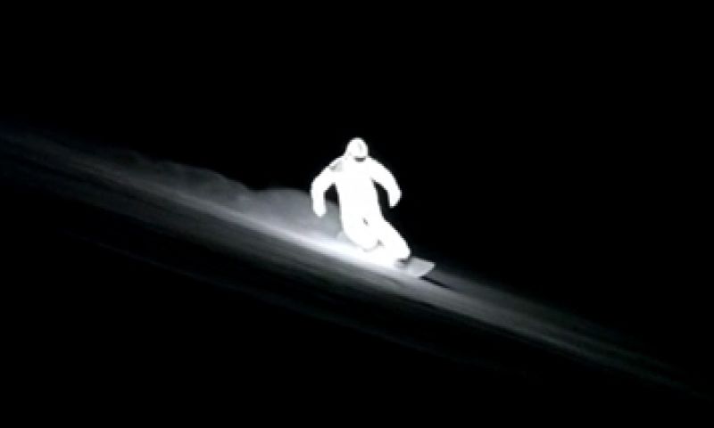 Snowboarder in een ledlampjespak