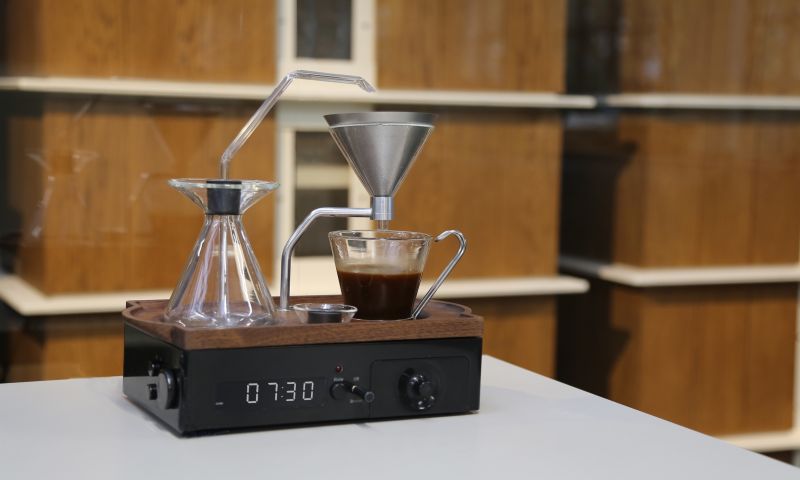 Koffie-wekker maakt je wakker met een bakkie