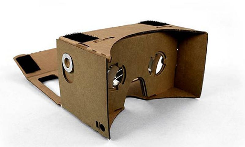 Knip en vouw zelf een 'Oculus Rift van karton'