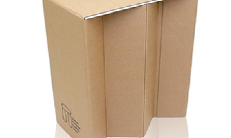 Plat pakket vouwt uit tot kartonnen stoel