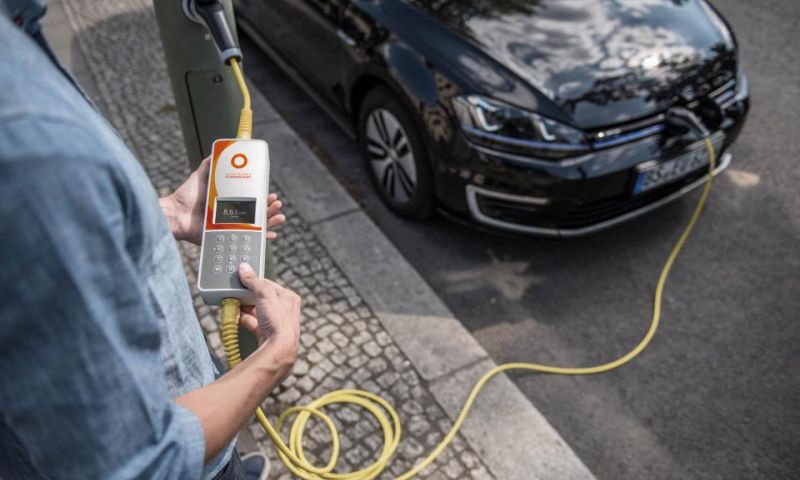 Duits bedrijf bouwt lantaarnpalen om tot oplaadpunten