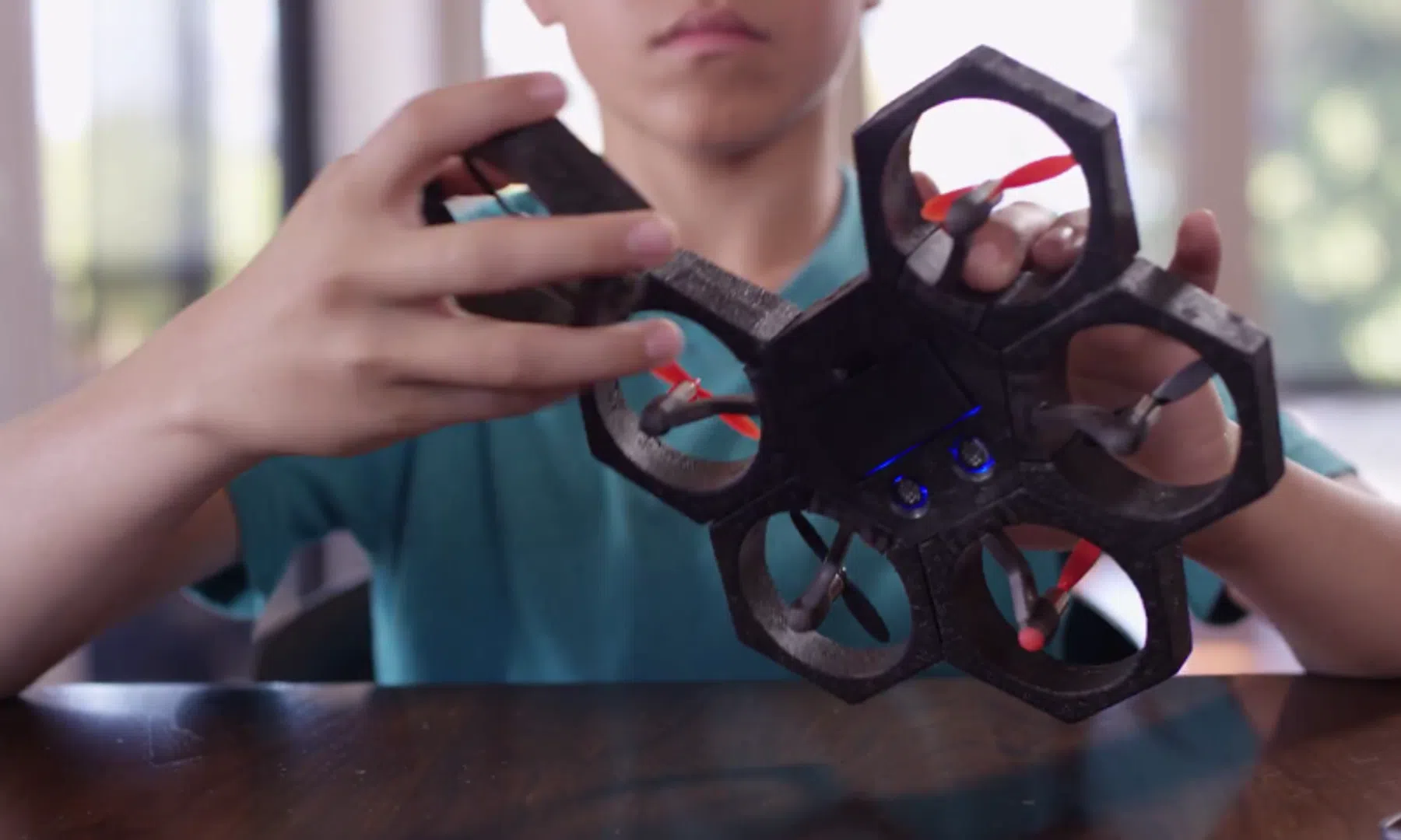 Speelgoeddrone is om te bouwen tot hovercraft