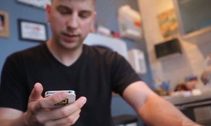 Onderhuidse tattoo alleen te zien met smartphone
