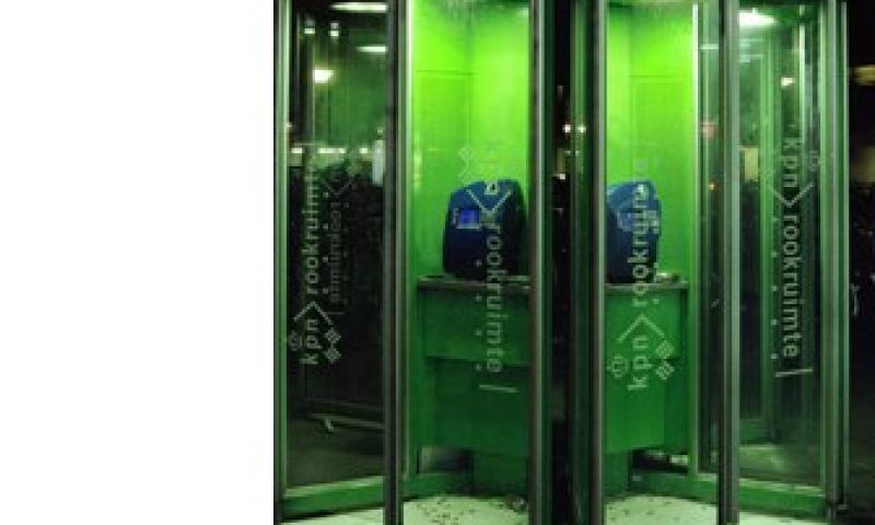 Roken in een oude telefooncel