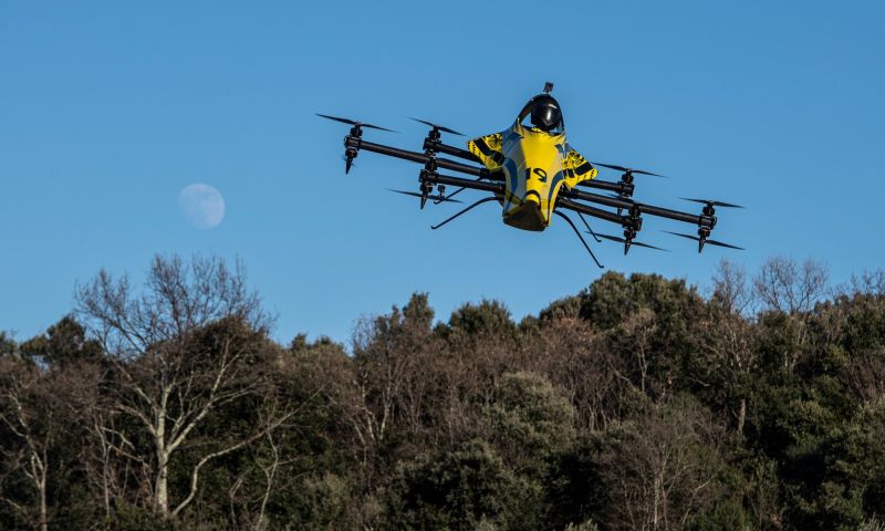 's Werelds eerste bemande drone doet loopings