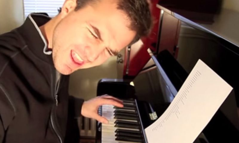 Slechte zanger verdient goed door o-ve-ral liedjes over te maken