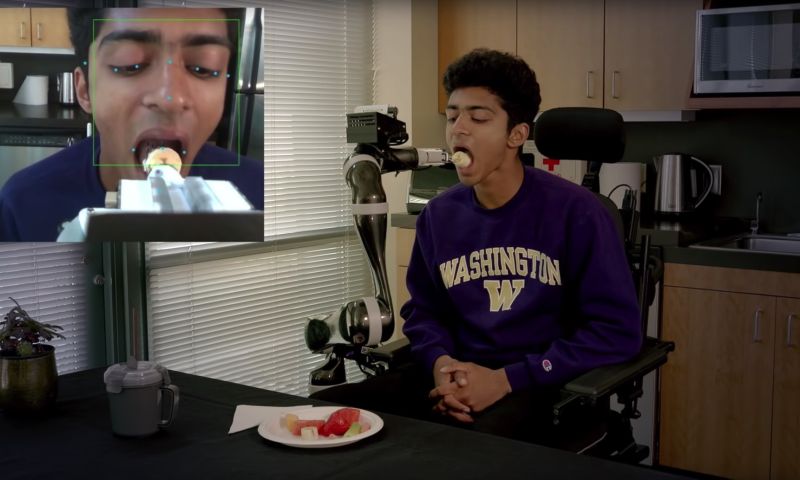 zorgrobot helpt mensen met eten