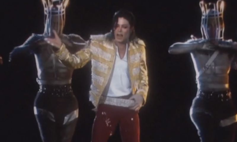 Video: Michael Jackson als moonwalkende hologram