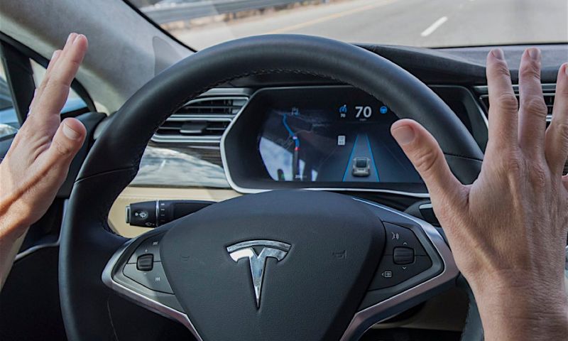 Musk: Tesla's autopiloot halveert auto-ongelukken