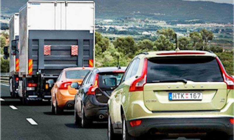 Een krantje lezen achter het stuur kan best volgens Volvo