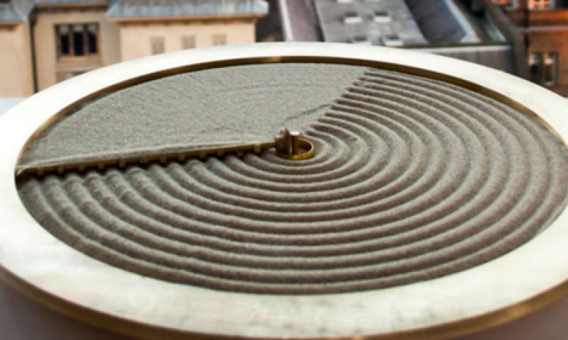 Deze klok laat de tijd zien met zand