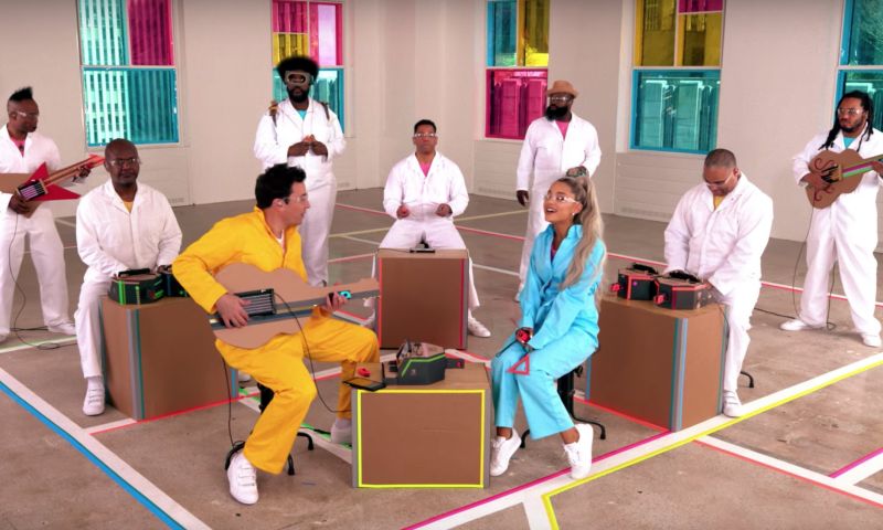 Ariana Grande en Jimmy Fallon spelen op Nintendo Labo