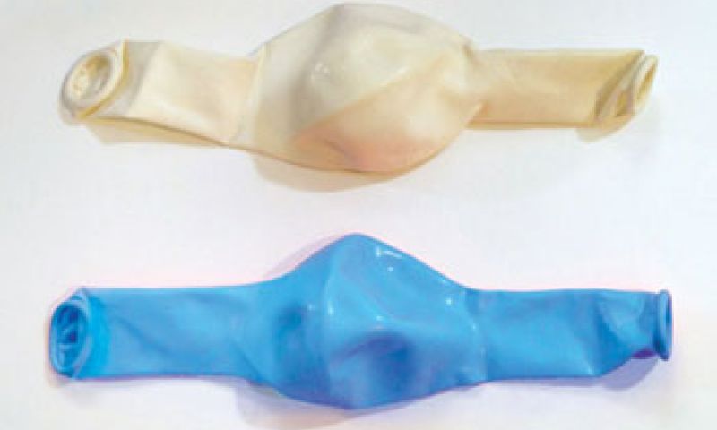 Echte liefde is... samen dezelfde ballon opblazen