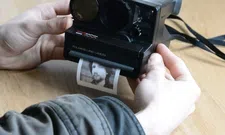 Thumbnail for article: Omgebouwde Polaroid-camera print foto's op bonnetjes