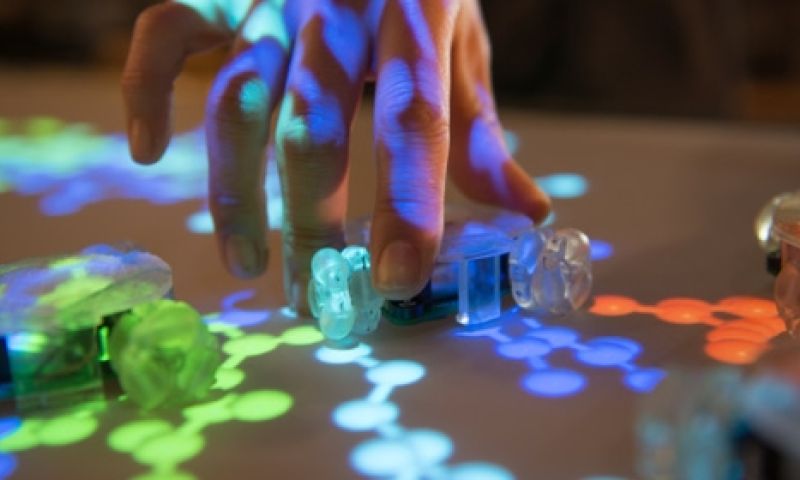 Op dit touchscreen zijn robots de knoppen