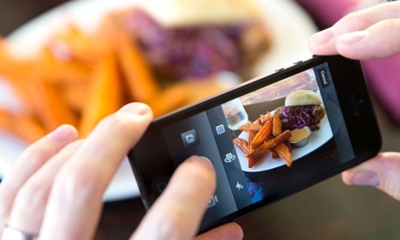 Door smartphones zitten we langer in restaurants