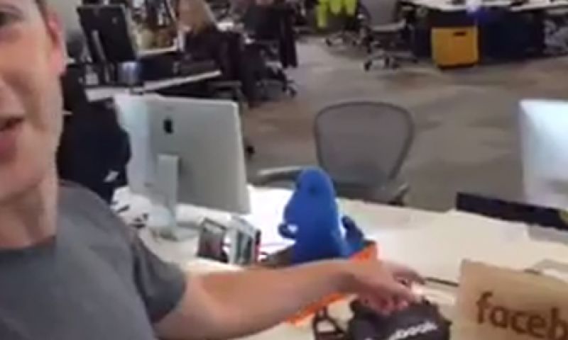 Zuckerberg heeft lak aan de arbo (en meer wat ons opviel aan z'n bureau)