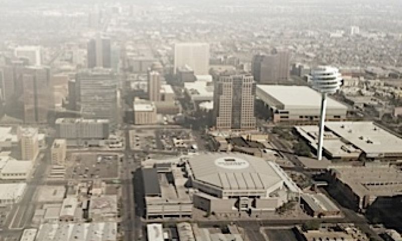 Uitkijktoren als speld in Amerikaanse woestijn