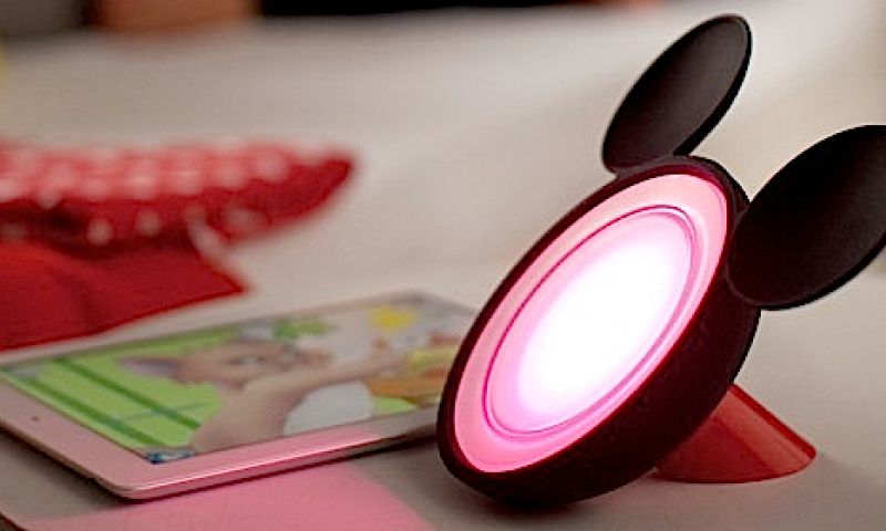 Mickey Mouse-lamp kleurt mee tijdens het voorlezen