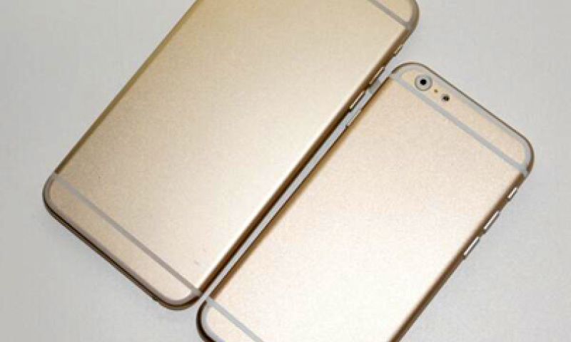 De grote en kleine 'iPhone 6' naast elkaar in nieuwe dummy's