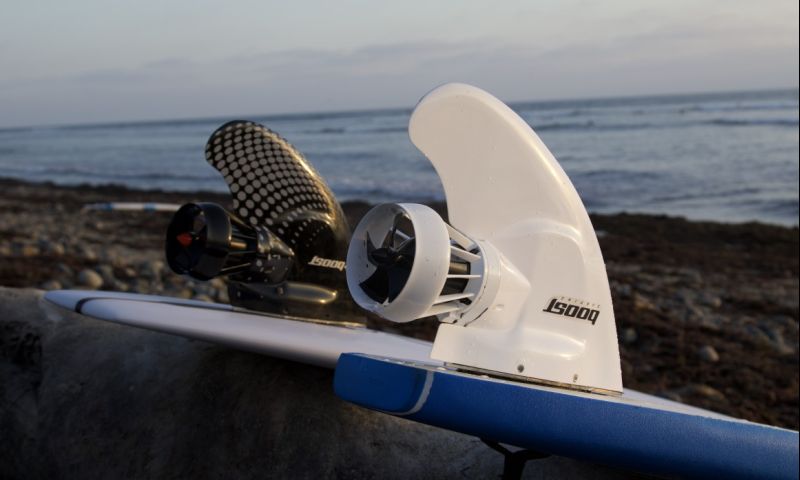 E-surfen: elektrische fin geeft surfer extra duwtje