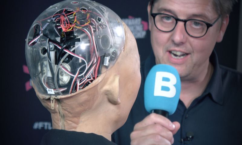 Sociale humanoid Sophia flirt met Erwin tijdens interview