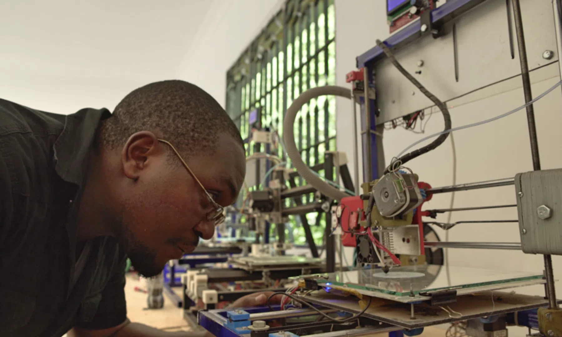 Startup maakt 3D-print-filament van plastic afval in Tanzania