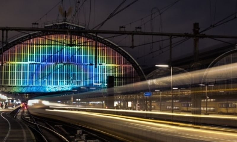 Roosegaarde tovert Amsterdam CS om tot Rainbow Station