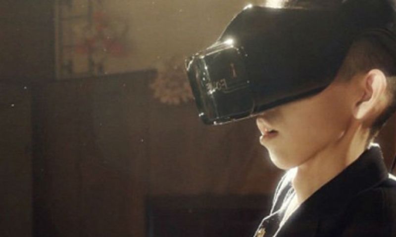 Piano spelen door naar de toetsen te kijken