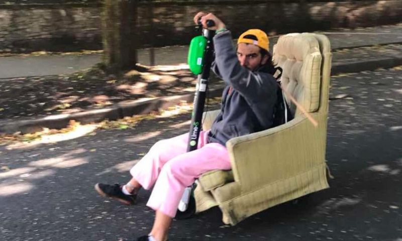 Luie elektrische step-huurders willen niet staan