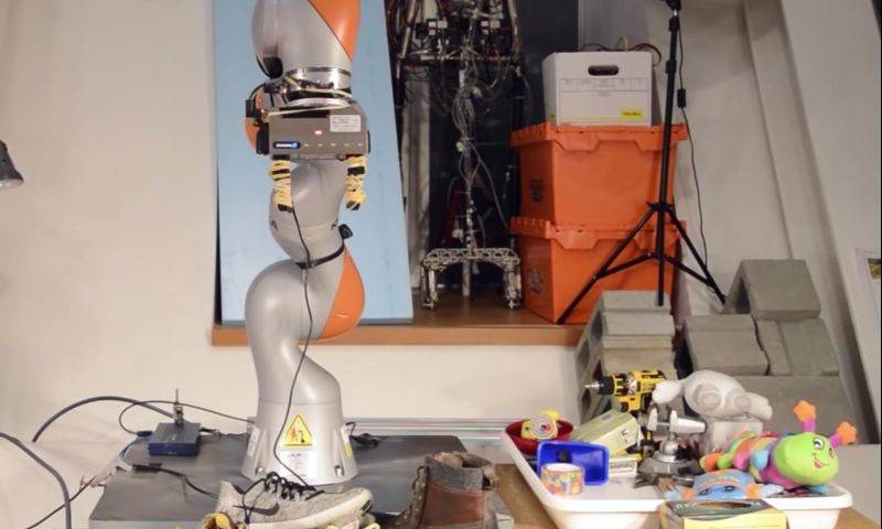 Robot bekijkt objecten en pakt ze vervolgens op