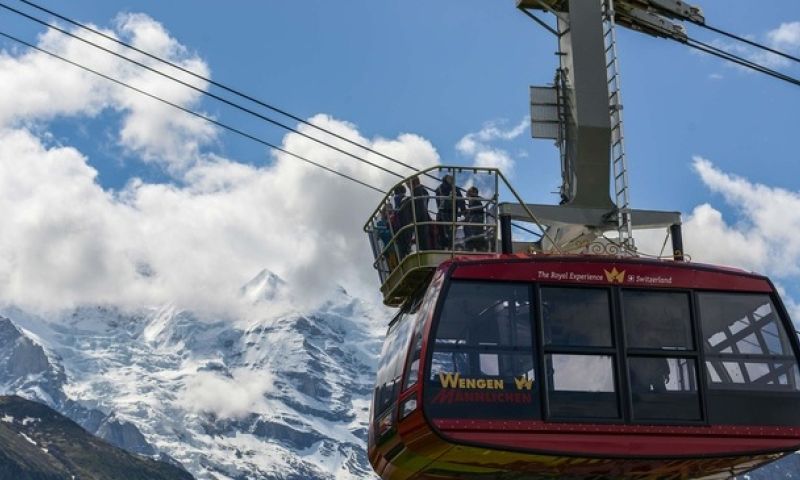 De royal ride brengt je bovenop de liftcabine naar de bergtop