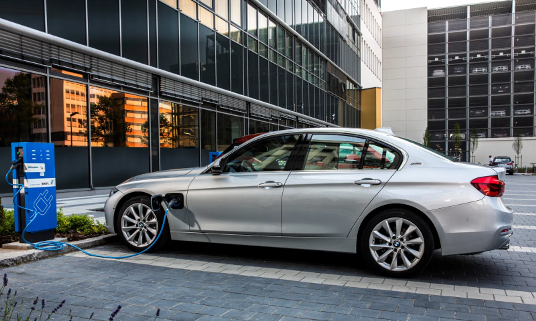 Zo lokt BMW mensen die een Tesla Model 3 overwegen te kopen