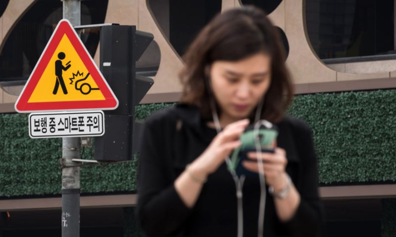 Verkeersborden waarschuwen wandelende smartphone-verslaafden