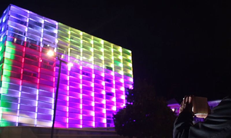 Rubiks Cube op een gebouw