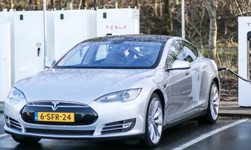 In je Tesla van hier naar de Alpen