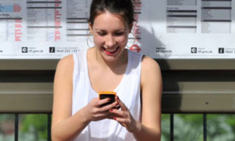 Vrouwen zijn verslaafder aan hun mobiel dan mannen