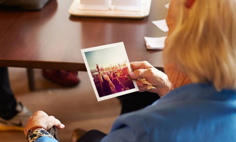 Met deze app stuur je een eenzame oma een kaartje