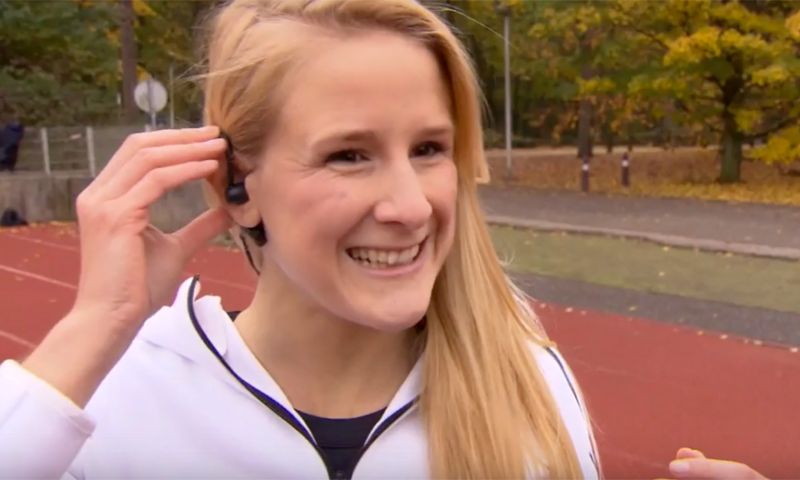 Fitgirl Gudrun test draadloze sportheadset