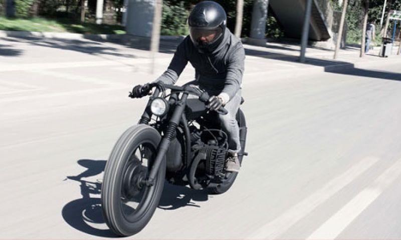 De matzwarte monstermotorfiets