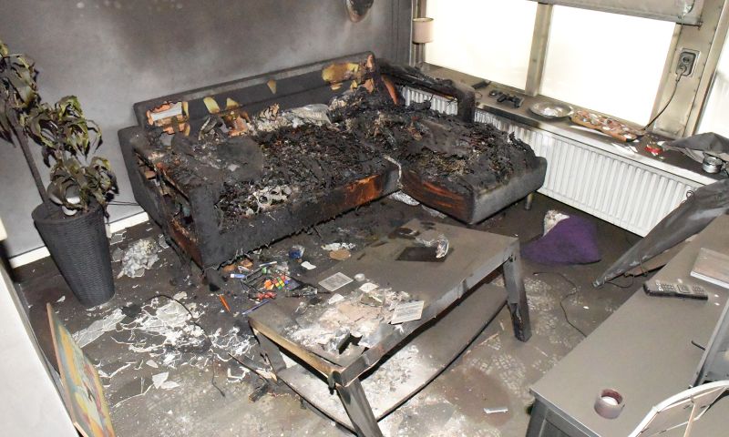 Brandweer waarschuwt: je telefoon in bed opladen is levensgevaarlijk
