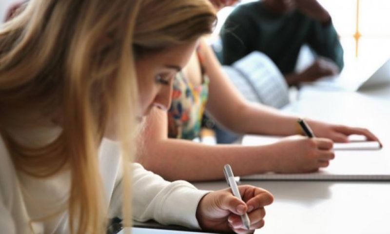 Wetenschappers willen dat studenten weer pen gaan gebruiken