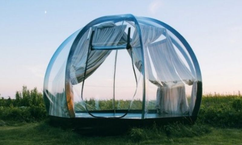 Vanuit deze doorzichtige tent kun je de hele nacht sterren kijken