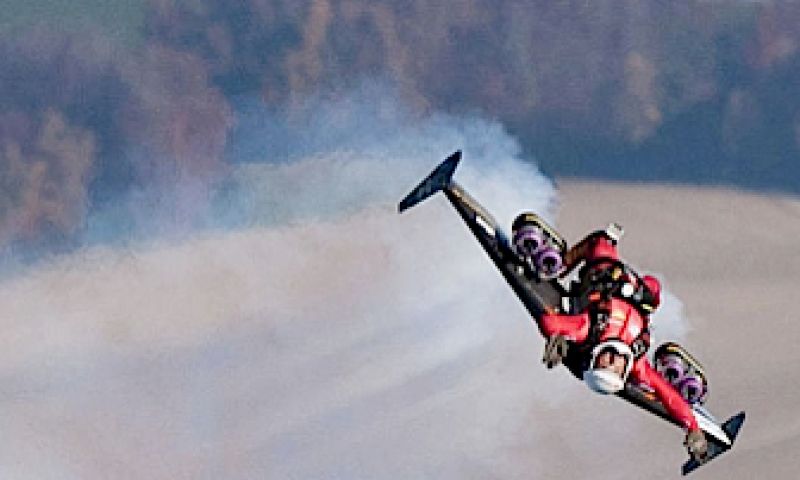 Jetman maakt twee loopings in vleugelpak