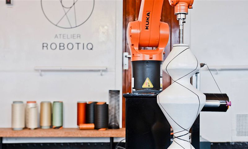 Meubelbeurs Milaan: Robot ontwerpt een lamp