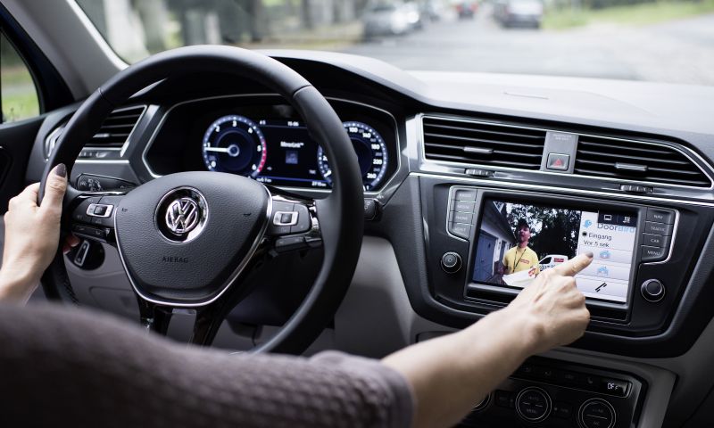Ding dong, iemand belt aan in je auto