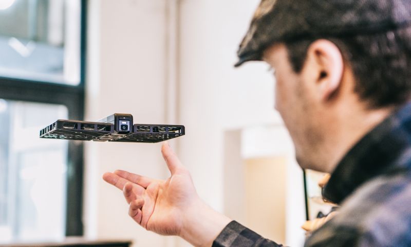 Slimme opvouwbare cameradrone zweeft waar je 'm loslaat