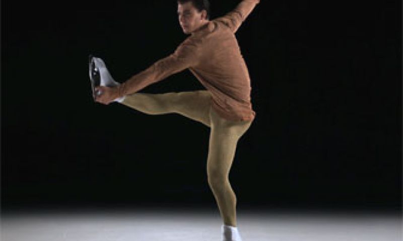 Ronddraaiende 'paspop' op schaatsen