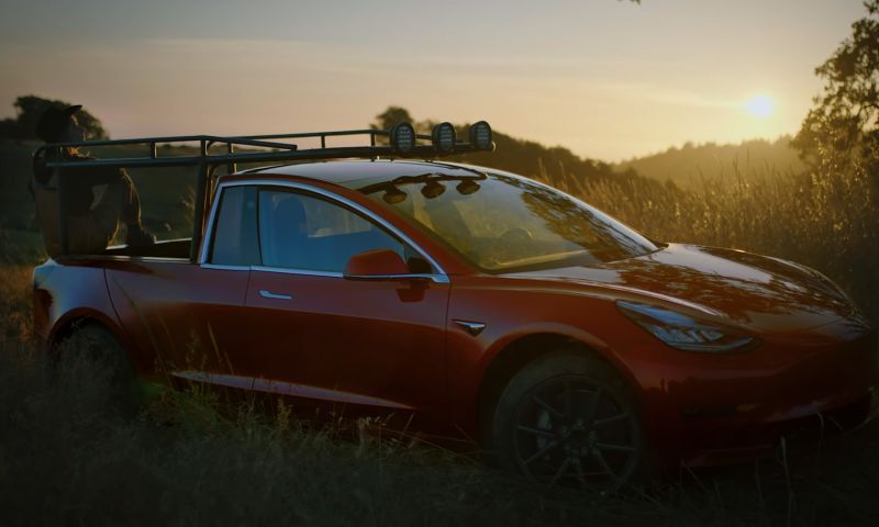 'Queen of shitty robots' bouwt Tesla om tot pick-uptruck