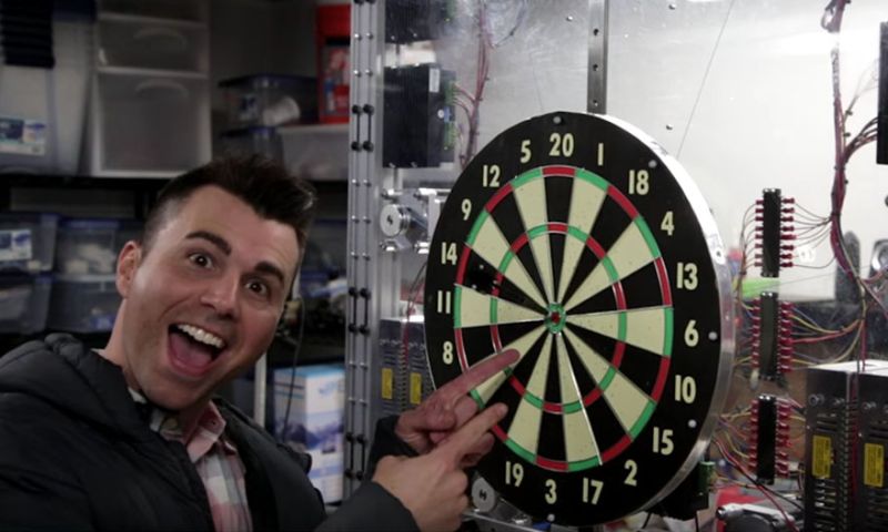 Video: Gooi altijd in de roos met dit dartbord